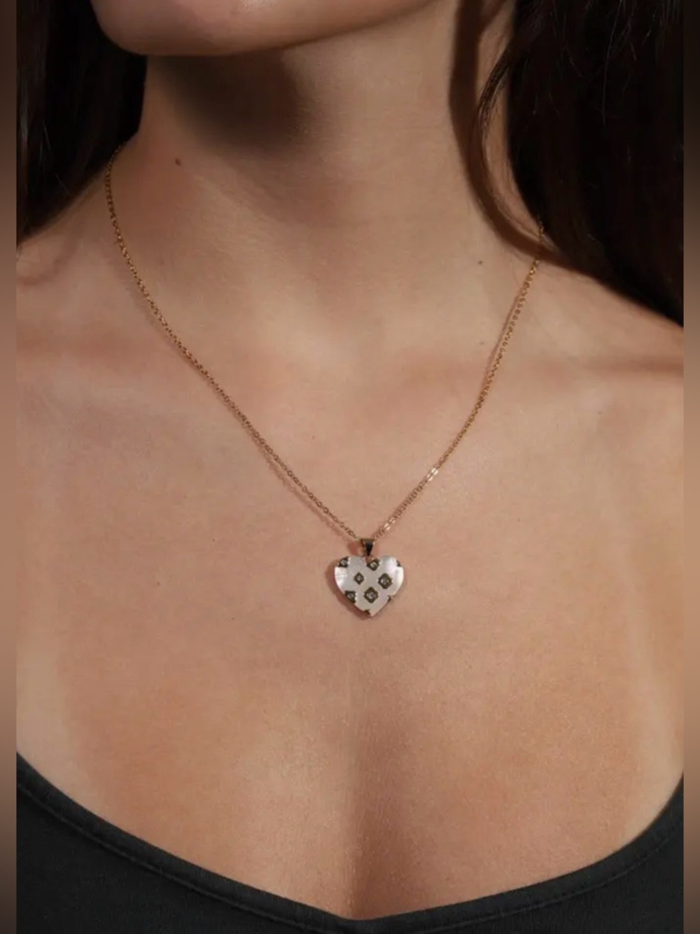 TRENDING- BNWT Mother of Pearl Heart with Crystals Pendant Charm Necklace